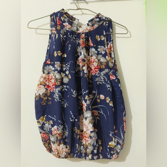 Blue and black coloured floral printed tops from luxury brand new look and shein - Picture 4 of 10